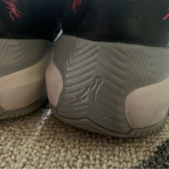 Youth Jordan 11 Size 2. - Picture 10 of 10